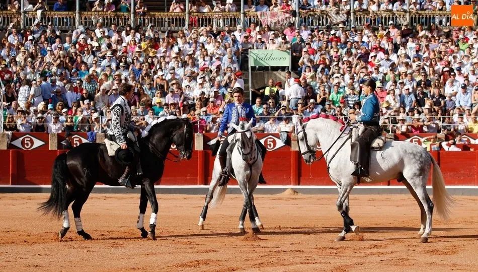 Los tres protagonistas, en el comienzo de la corrida. Fotos: Miguel Hernández