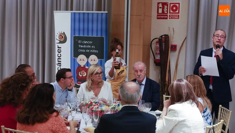 Míchel Vicente, de Pyfano, se dirige a los asistentes en un momento de la velada. Fotos: Alberto Martín