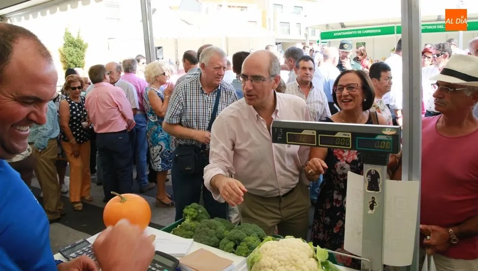El presidente de la Diputación y la alcaldesa de Cabrerizos visitan los puestos en la jornada inaugural / Foto: Alberto Martín.