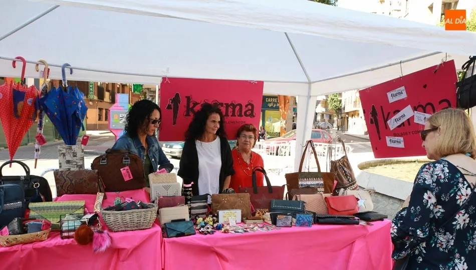 Uno de los puestos del mercadillo en la Plaza del Oeste / Foto: Alberto Martín.
