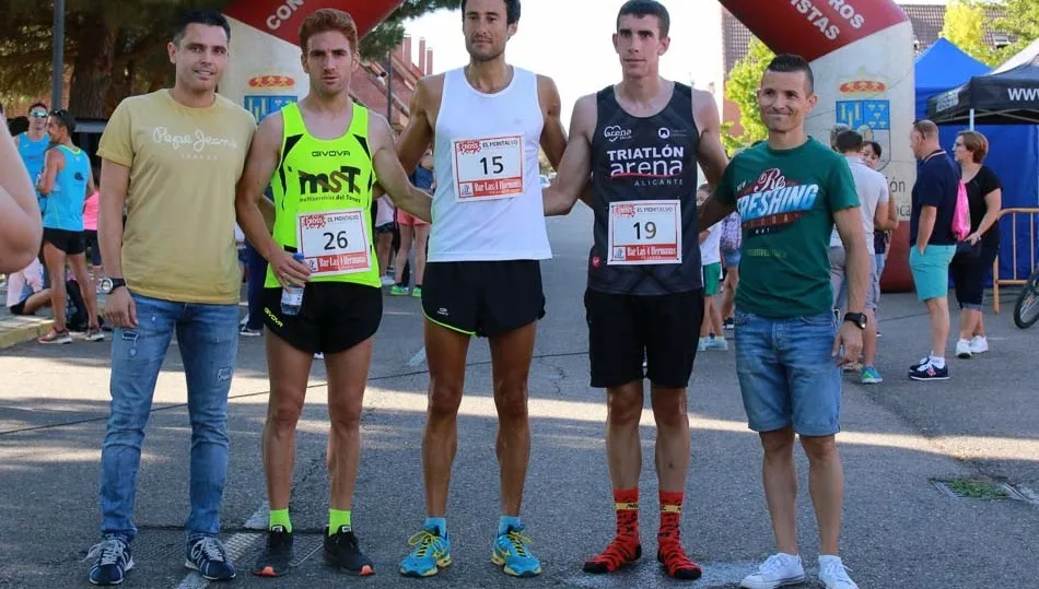Los tres primeros en la categoría masculina, con los responsables de la carrera. Fotos: Alberto Martín