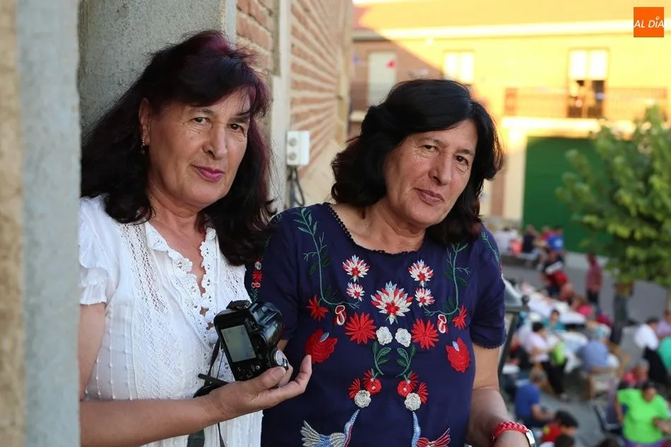 Pilar y Mercedes Corredera, con sus cámaras en las fiestas de Villoria