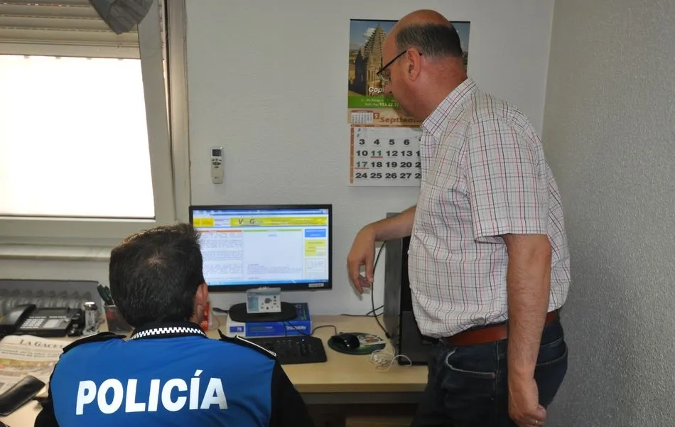 Un agente y el concejal de Policía, Jesús Hernández, trabajan con el sistema Viogen