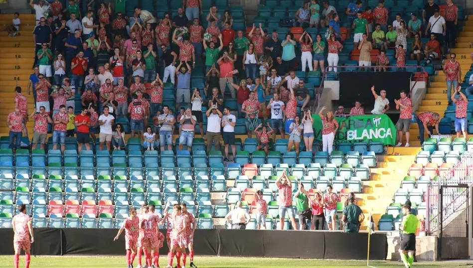 Los jugadores del Guijuelo celebran con su afición el primer gol. Fotos: Alberto Martín