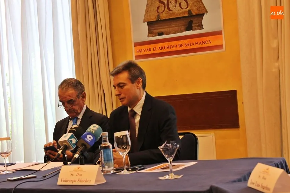 Mario Conde, abogado del Estado y expresidente de Banesto, junto a Policarpo Sánchez, presidente de la Asociación Salvar el Archivo de Salamanca