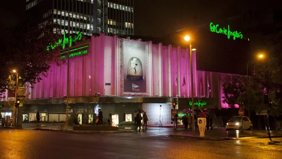 Fachada de El Corte Inglés iluminada de rosa.