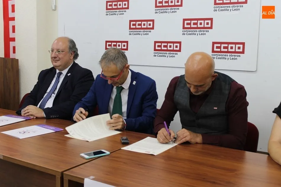 En la imagen, de izq. a dcha., el vicerrector Enrique Cabero, el rector Ricardo Rivero y el secretario provincial de CCOO Salamanca, Emilio Pérez