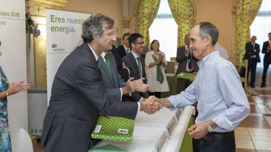 José Sainz Armada entrega uno de los obsequios.