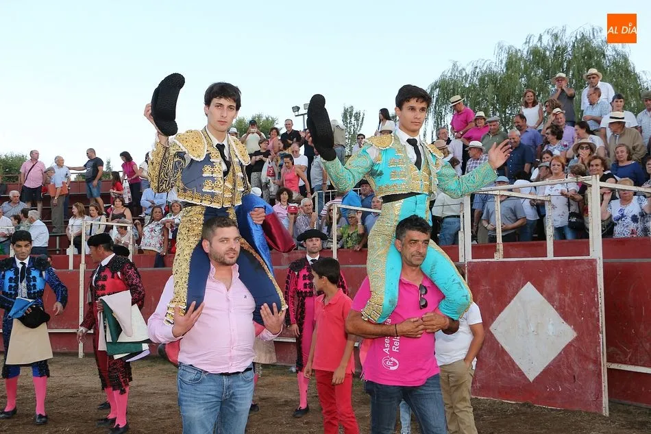Manuel Diosleguarde y Antono Grande salen a hombros de la plaza de Tamames / REP. GRÁFICO: KIKO ROBLES