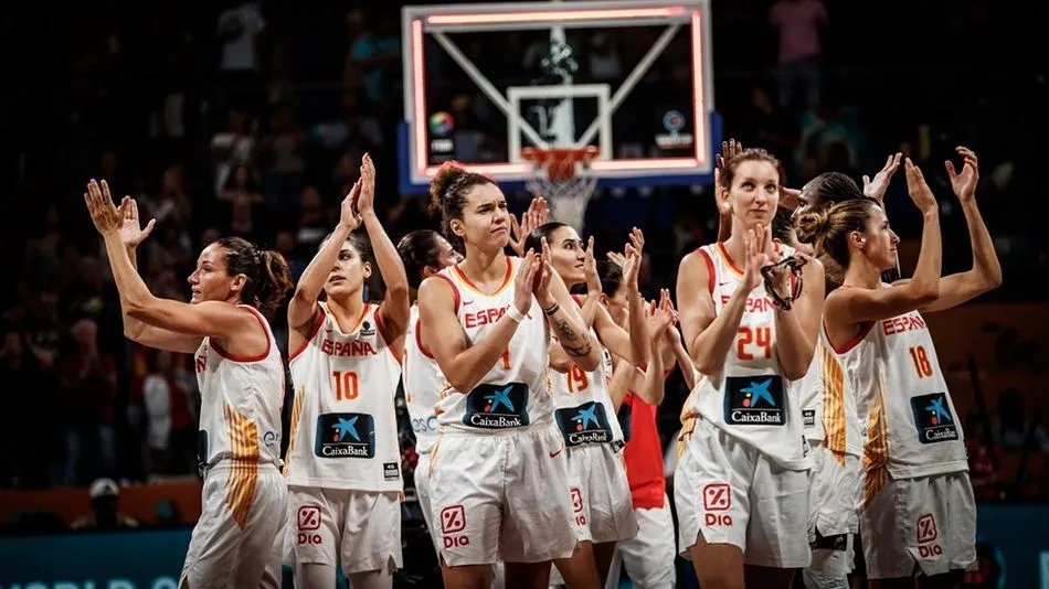 Las jugadoras de la seleccion saludan al público tras el triunfo. Foto: Feb.