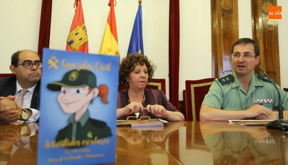 La subdelegada del Gobierno en Salamanca, Encarnación Pérez, en el centro, junto al teniente coronel jefe de la Comandancia de la Guardia Civil, Jorge Montero Llácer, y el tercer teniente de alcalde y concejal de Protección y Seguridad Ciudadana del Ayunt