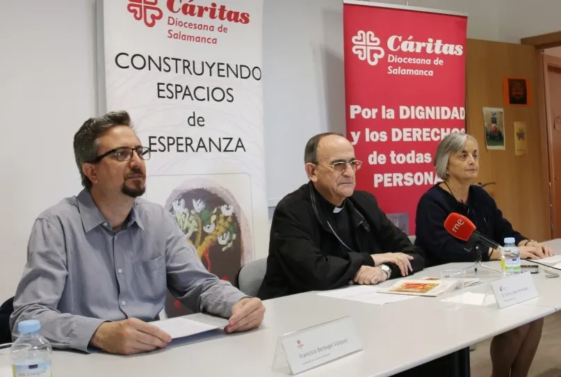 El obispo de la Diócesis, Carlos López, en el centro, en la rueda de prensa por este aniversario
