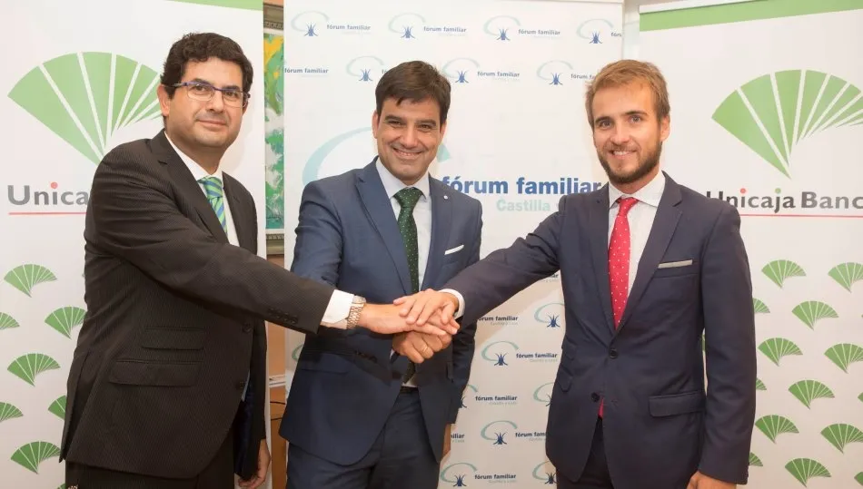 El director de la Asociación Empresa Familiar de Castilla y León (EFCL), Eduardo Estévez, el director Territorial de Unicaja Banco, Manuel Rubio, y el presidente del Fórum de la Empresa Familiar, Francisco Iglesias