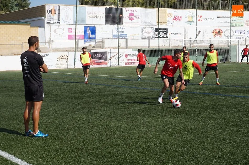 Ángel Sánchez, entrenador del Guijuelo, observa a los jugadores durante el entrenamiento de esta mañana