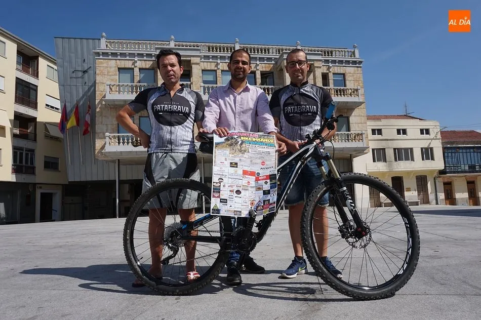 José Luis Gómez del Patabrava, Carlos Arasa, concejal de Deportes, y Javier Ramos, también del club Patabrava, presentaron la III Jamountain Bike