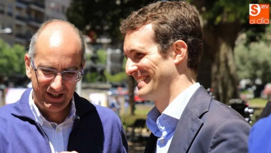 Javier Iglesias, junto al máximo responsable del PP, Pablo Casado.