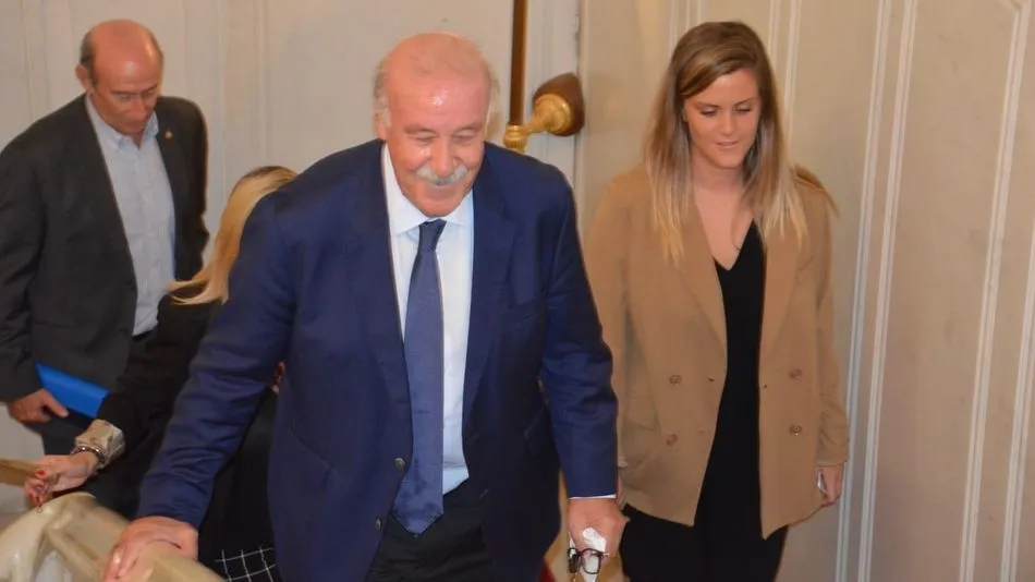 Mayoral hace eterna la figura de Vicente del Bosque con una escultura en la plaza del Liceo