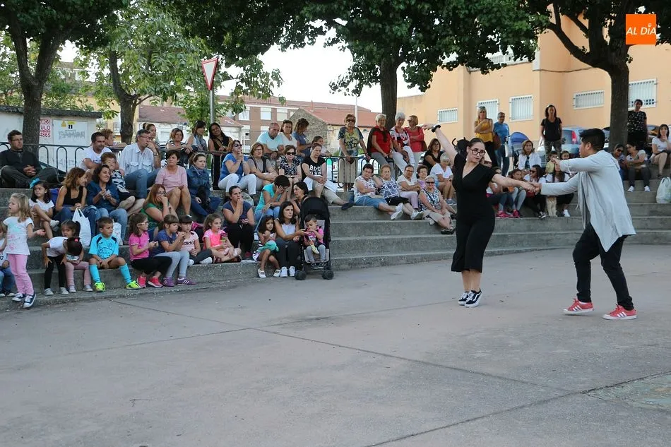 La plaza de Castilla y León acogió la demostración que animó a los vecinos a matricularse en la escuela de baile