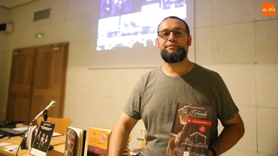 El autor posa con su obra para SALAMANCArtv AL DÍA. Fotos: Alberto Martín