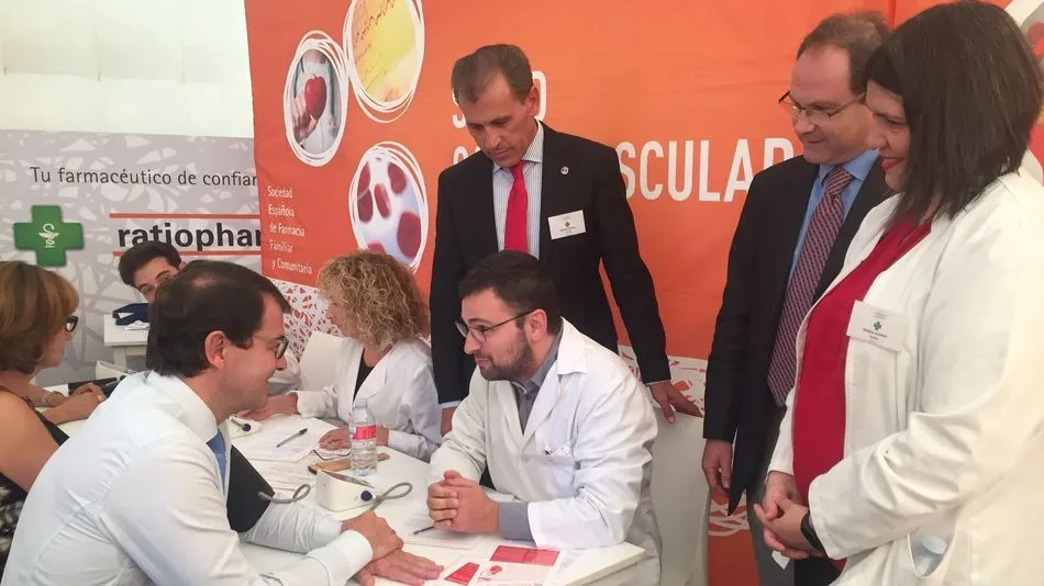 El alcalde, Alfonso Fernández Mañueco, se interesa por las explicaciones de los farmacéuticos.