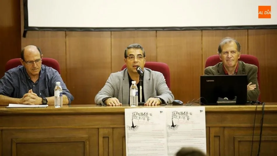 En la inauguración intervenía el decano de la Facultad, Carmelo Ávila, así como el funcionario del Convenio de Especies Migratorias (Bonn), Borja Heredia Armada. Foto de Alberto Martín