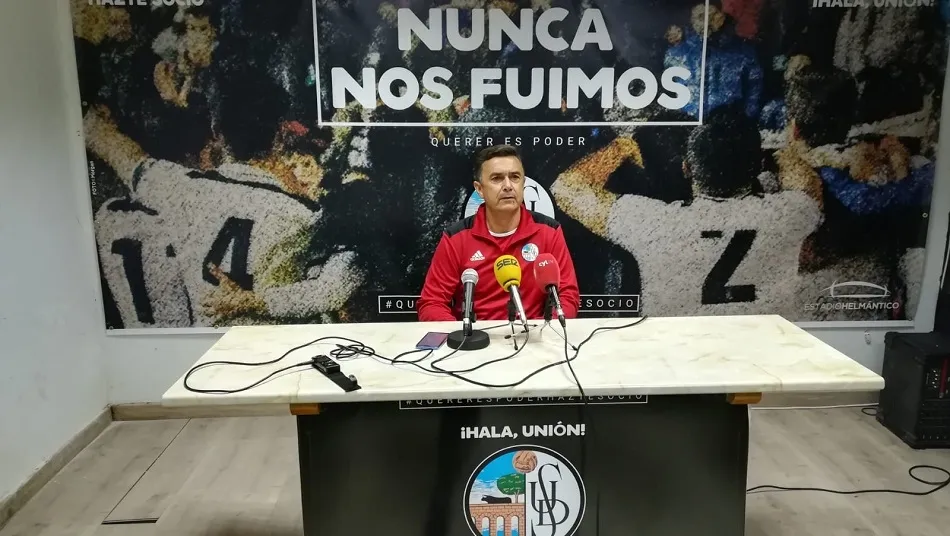 Campos, al inicio de la rueda de prensa. Foto: RFG