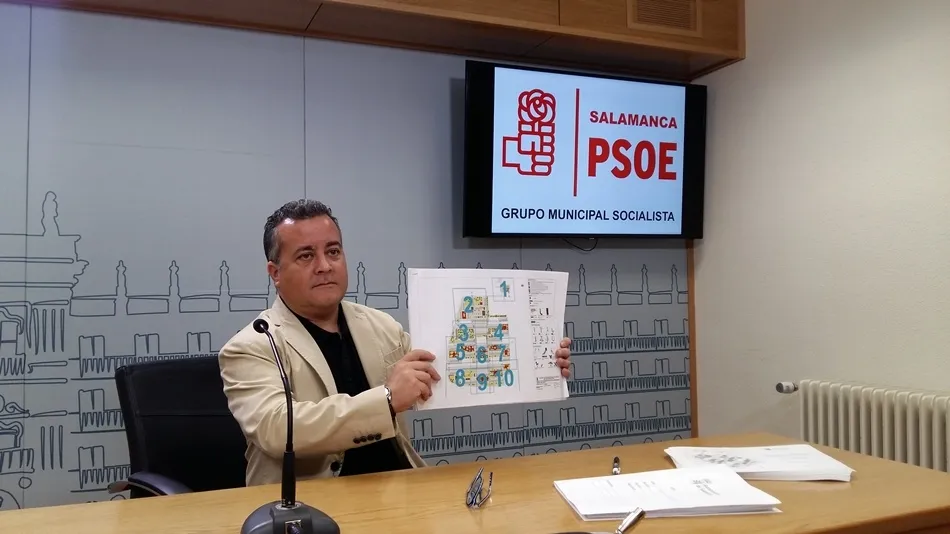 El concejal del PSOE, Arturo Santos, en la rueda de prensa de este viernes
