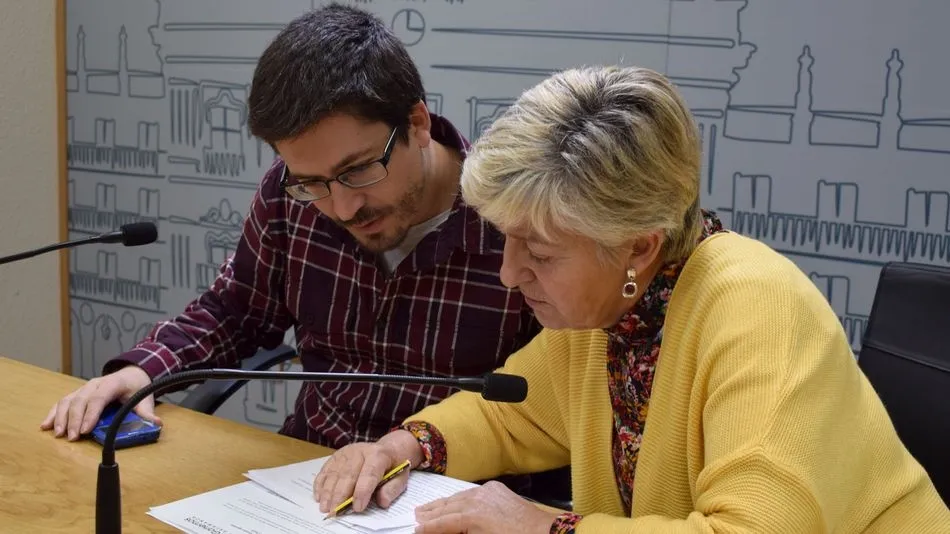 Gabriel de la Mora y Pilar Moreno repasan unos informes.