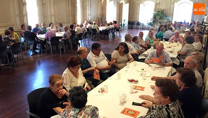 El Centro Social acogía la fiesta de los mayores con la que se abre el programa festivo en honor a San Miguel