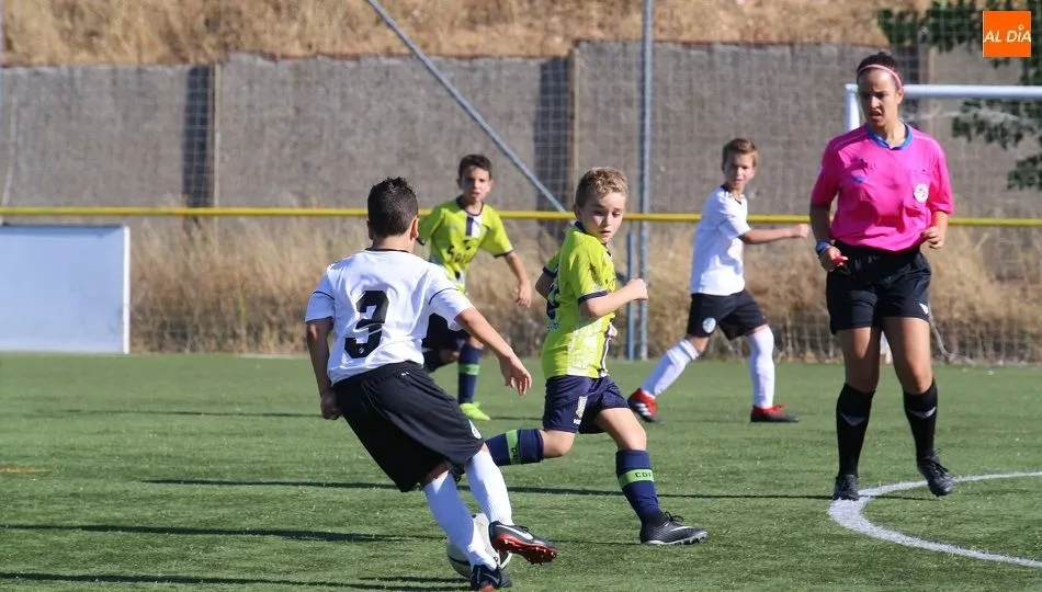 Una jugada del encuentro de Primera Provincial Benjamín entre el Helmántico y el Salamanca UDS. Fotos: Alberto Martín