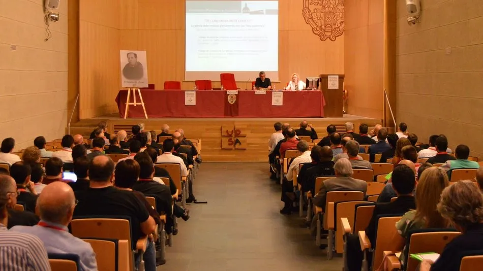 Un momento de la ponencia de la rectora de la UPSA