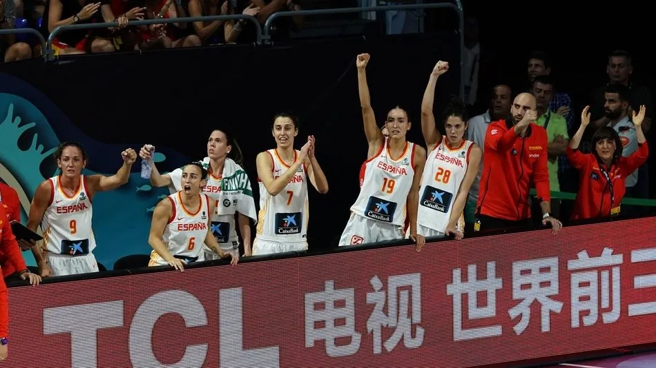 El banquillo de España celebra una canasta durante el partido. Foto: FEB TW
