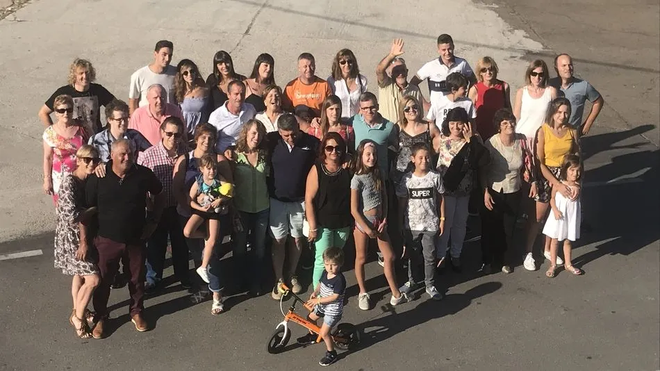 La familia Bartol se reúne en torno a la mesa en el restaurante El Rollo de Vilvestre  