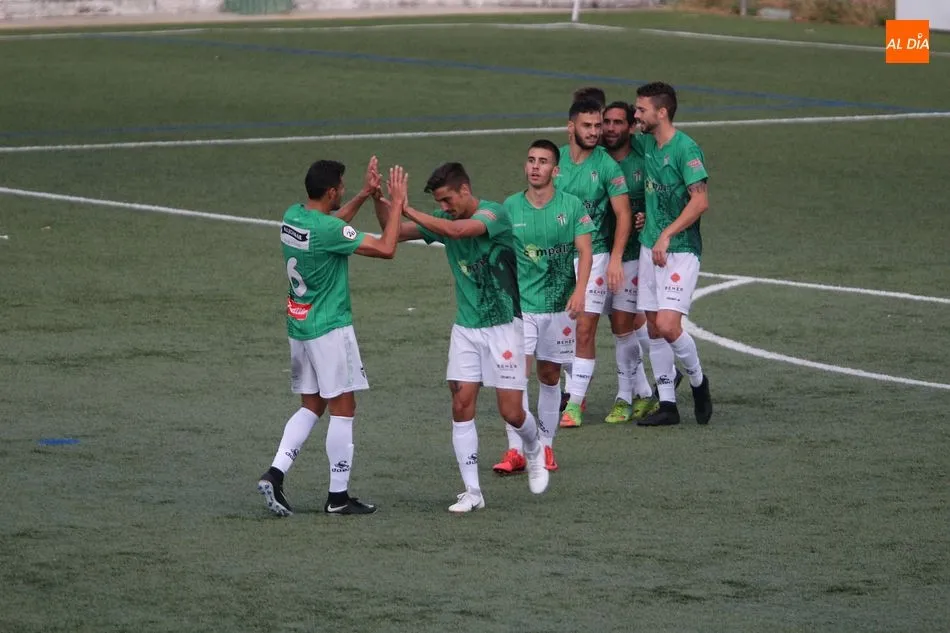 Los jugadores del Guijuelo festejan el 2-0 marcado por Manu Fuster
