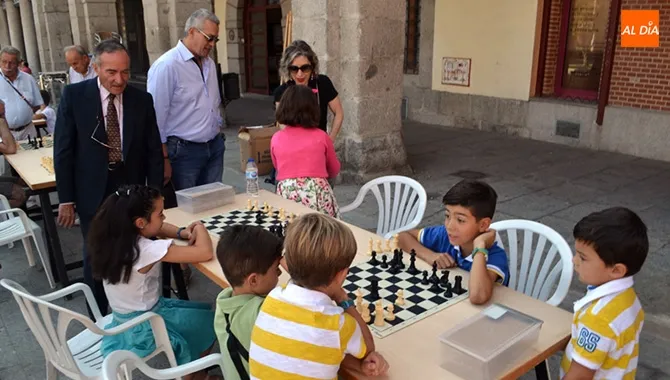 La Plaza de España acogía una jornada de promoción del Ajedrez para despedir las fiestas de San Miguel