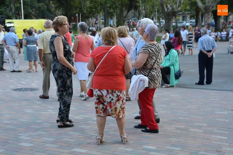 Los mayores de Salamanca disfrutan de una divertida jornada de baile en La Alamedilla  