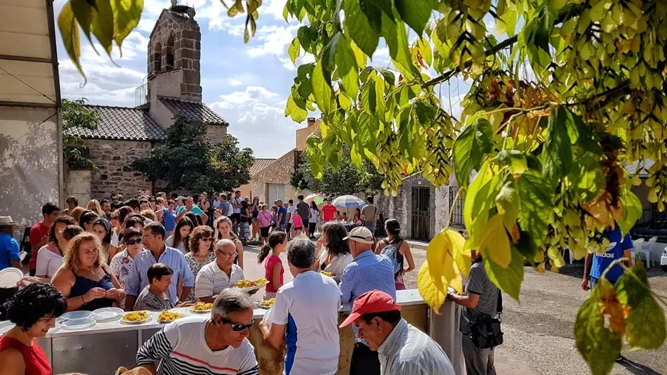 Numerosos vecinos y amigos comparten el domingo de fiesta, y la rica paella, en Juzbado