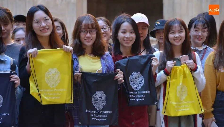 Acto de bienvenida de este grupo de estudiantes procedentes de China, en el Patio Barroco de la UPSA. Foto de Lydia González