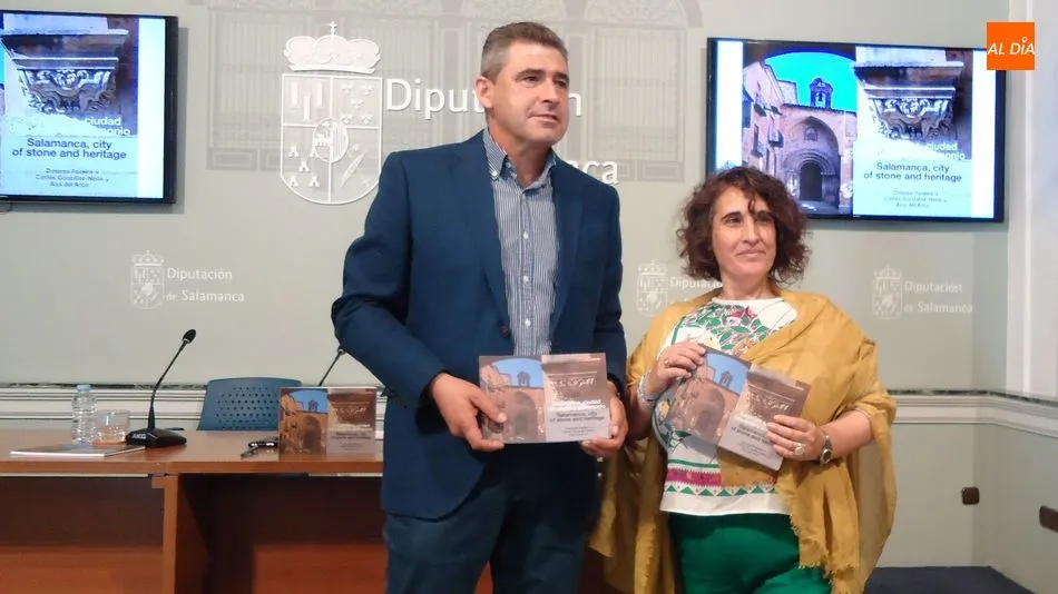El diputado de Cultura, Julián Barrera, y la catedrática de Petrología y Mineralogía de la USAL, María Dolores Pereira, en la presentación de este libro