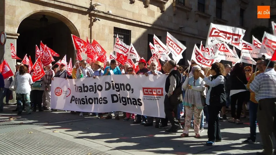 Convocados por UGT y CCOO, los pensionistas se han concentrado junto a la Subdelegación del Gobierno