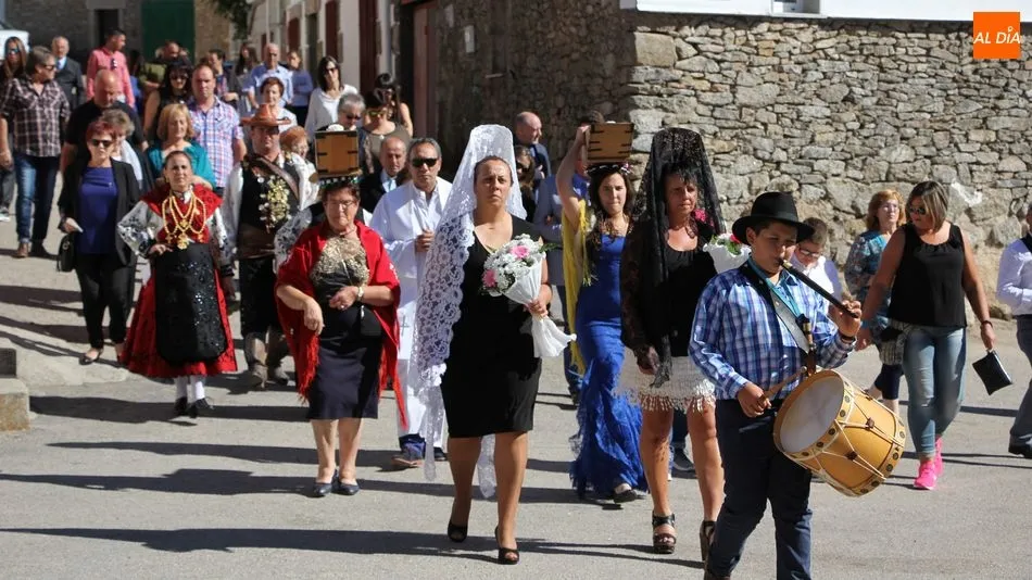 Madrinas y cuartilleras realizarán el tradicional pasacalles hasta la iglesia bajo el son del tamboril / Archivo
