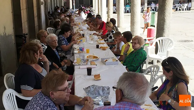 La paellada popular de las fiestas patronales ha recaudado 2.700 euros para el Proyecto Iconográfico de la parroquia