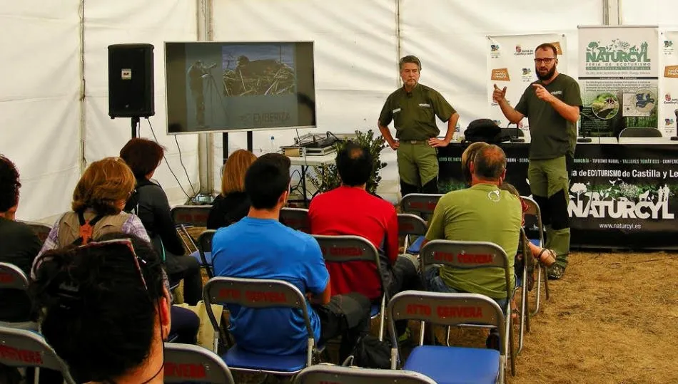 Intervención de los representantes de EMBERIZA en la feria NATURCYL