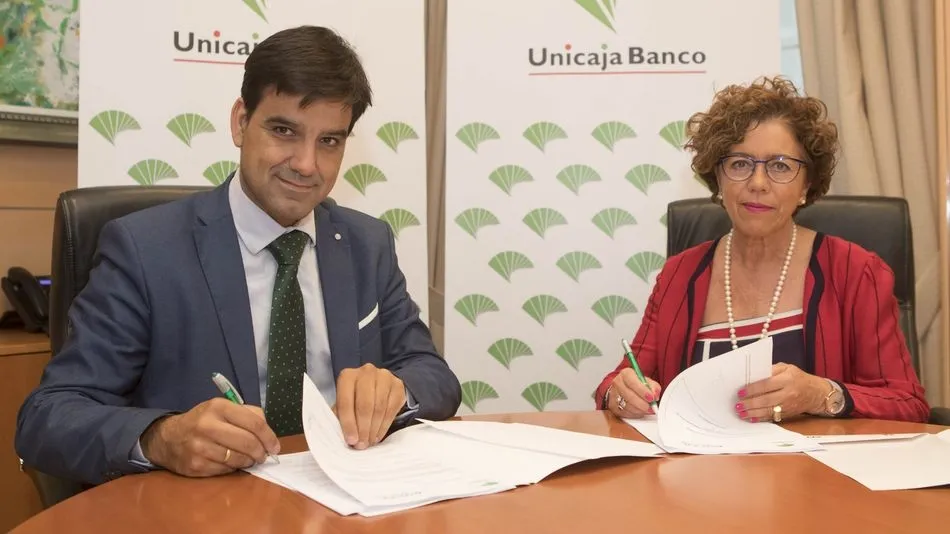 Manuel Rubio, director territorial de Unicaja Banco, y por Inmaculada Aparicio, presidenta del Colegio de Ópticos Optometristas de la región