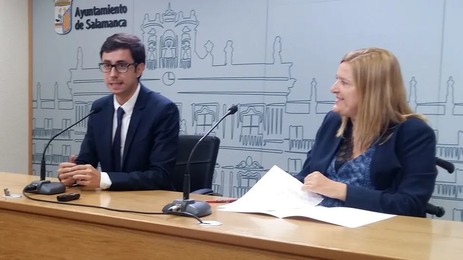 El portavoz del Grupo Municipal Socialista en el Ayuntamiento de Salamanca, José Luis Mateos, acompañado por la concejala Maribel Campo, en la rueda de prensa en la que anunciaba este propuesta