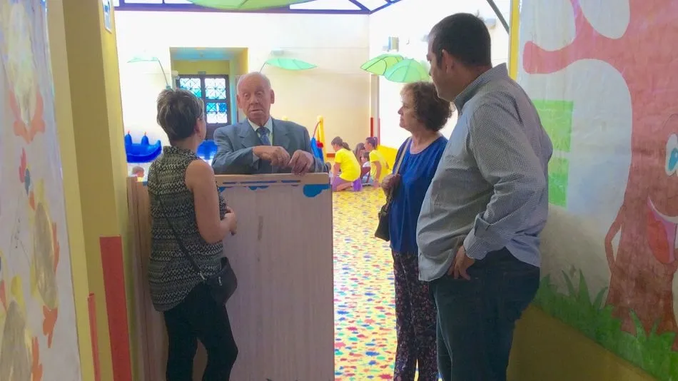 Visita del alcalde de Villares, José Martín Méndez, a la guardería municipal