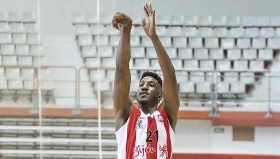 Pegues realiza un tiro a canasta en un partido con Gijón.