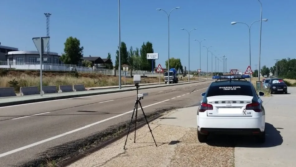 Radar de la Guardia Civil en una carretera secundaria