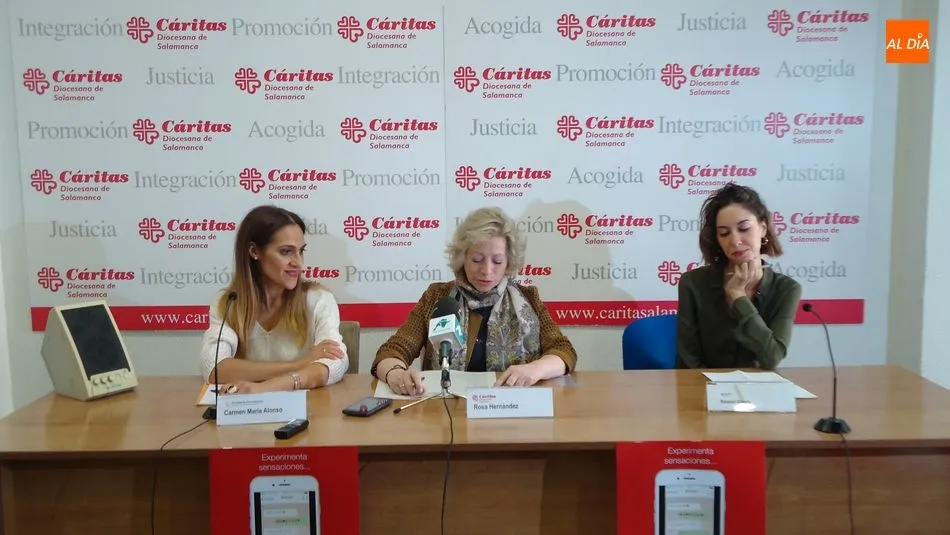 Carmen María Alonso, Rosa Hernández y la voluntaria Raquel García han presentado la campaña