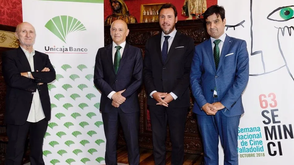 El alcalde de Valladolid, Óscar Puente, el director de Relaciones Institucionales y Grupos de Interés y Sociales de Unicaja Banco, Fernando Ríos, junto al director del Festival, Javier Angulo, y el director Territorial de Unicaja Banco en Valladolid, Manu